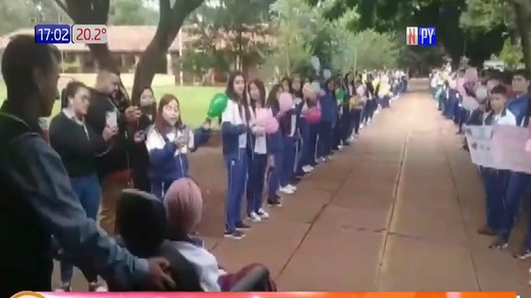 Cálido recibimiento en escuela a niña víctima de bala perdida - Noticias Paraguay