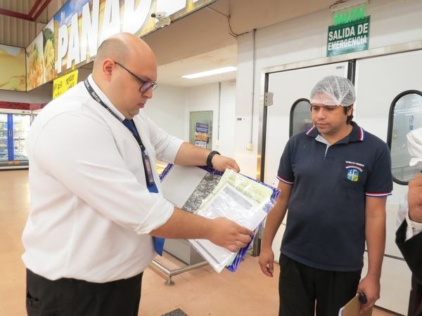 Intervienen supermercado en que ratón se paseaba entre alimentos en Franco