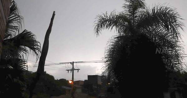 La Nación / Temporal causó destrozos y rayo afectó a 2 hombres