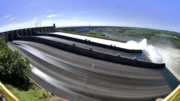 Itaipú cumple 50 años, lastrada por corrupción y más beneficios a Brasil