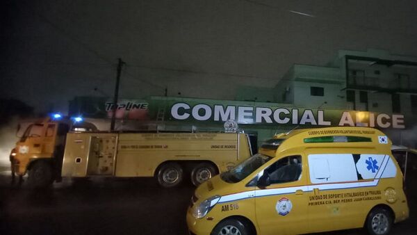 Bomberos controlan incendio en minimercado de Amambay