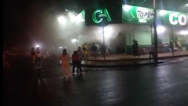 Conocido local comercial ardió en llamas - Oasis FM 94.3