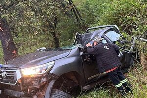 Atropelló charco de agua y chocó contra árbol