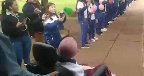La Nación / Niña víctima de bala perdida volvió a la escuela con un caluroso recibimiento