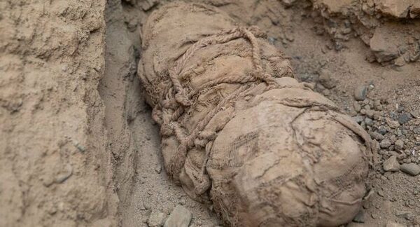 Hallan momia de adolescente de unos 800 años en Perú