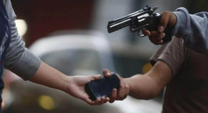 MOTOASALTANTES PERPETRARON ROBO EN ENCARNACIÓN - Itapúa Noticias