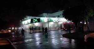 La Nación / Bomberos sofocan incendio en centro comercial de Pedro Juan Caballero