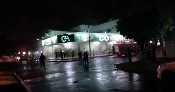 La Nación / Bomberos sofocan incendio en centro comercial de Pedro Juan Caballero