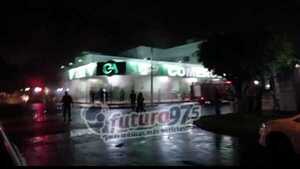 Incendio consume sector de cafetería de casa comercial