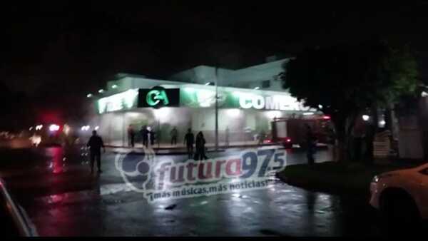 Incendio consume sector de cafetería de casa comercial