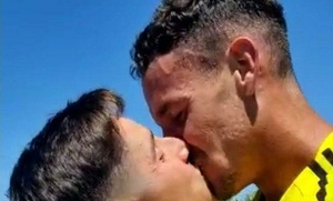 ¡Arquero del fútbol español revela su homosexualidad junto a su pareja!