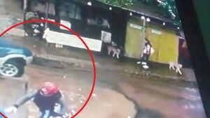 Conductor a bocinazos ahuyentó a motochorros