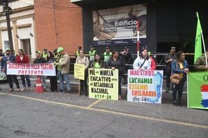 Docentes se manifestaron frente al MEC pidiendo políticas públicas de educación al próximo gobierno - Política - ABC Color