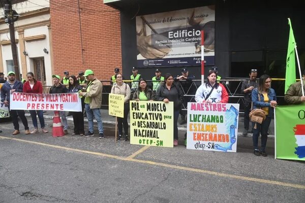 Docentes se manifestaron frente al MEC pidiendo políticas públicas de educación al próximo gobierno - Política - ABC Color