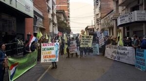 Docentes se manifiestan frente al MEC para plantear varias exigencias