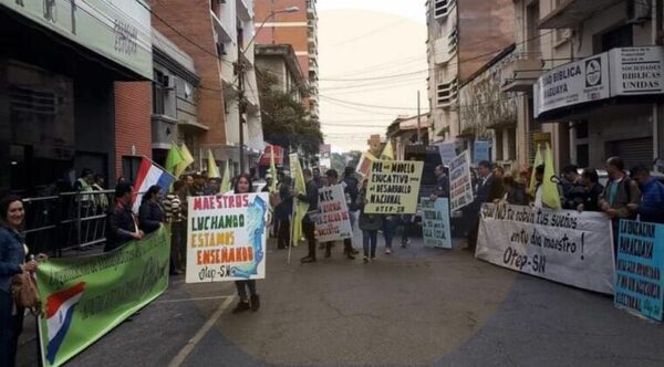 Docentes se manifiestan frente al MEC para plantear varias exigencias
