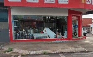 Rompen blindex  de tienda y se alzan con electrodoméstricos