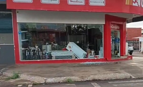 Rompen blindex de tienda y se alzan con electrodoméstricos