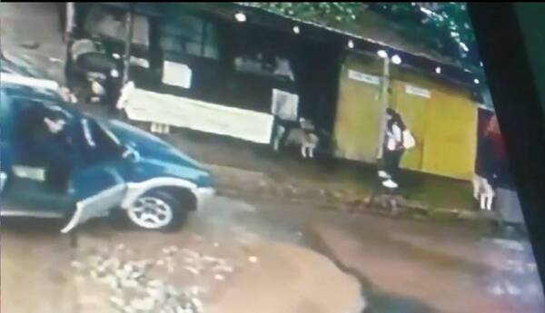 [VIDEO] Conductor valécho hizo correr a motochorros y evitó asalto