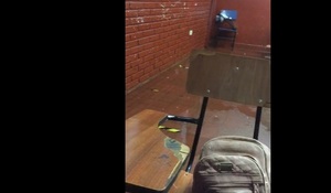 Alumnos dan clase en medio de goteras en colegio franqueño