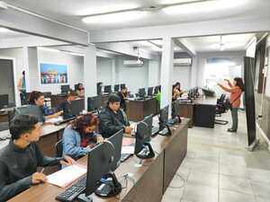 Continúan las clases de computación dirigidas a pobladores del Bañado Tacumbú