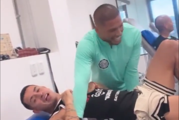 Versus / El simpático momento entre Richard Ortiz y Derlis González durante la fisioterapia