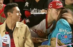 Versus / Es viral: Una mujer "pasó" de su acompañante y besó a un extraño en una "Kiss Cam"