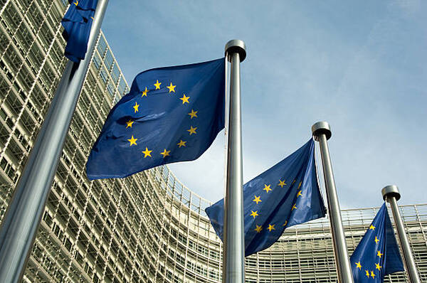 La Comisión Europea obliga a Twitter, TikTok, Wikipedia o Zalando a moderar sus contenidos - Revista PLUS