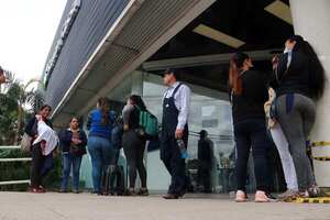 Intervienen uno de los mayores bancos de Bolivia y los clientes se toman sedes - MarketData