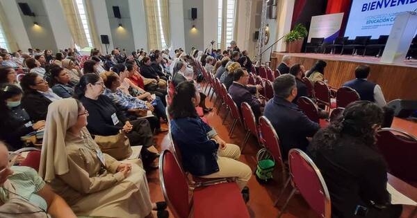 La Nación / Los docentes también son comunicadores, afirma sacerdote