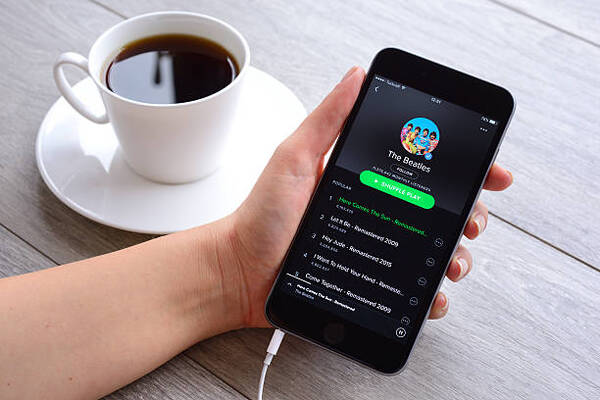 Spotify pierde 225 millones de euros en el primer trimestre pese a récord de usuarios - Revista PLUS