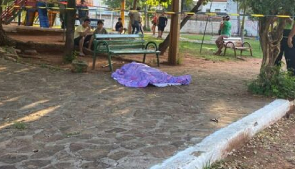 Asesinan a tiros a un hombre en una plaza de Fernando de la Mora - Noticiero Paraguay
