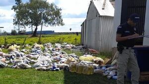 Hallan 750 kits de víveres en predio de un presidente de seccional