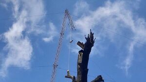 Una antena se partió y trabajador sufrió grave caída