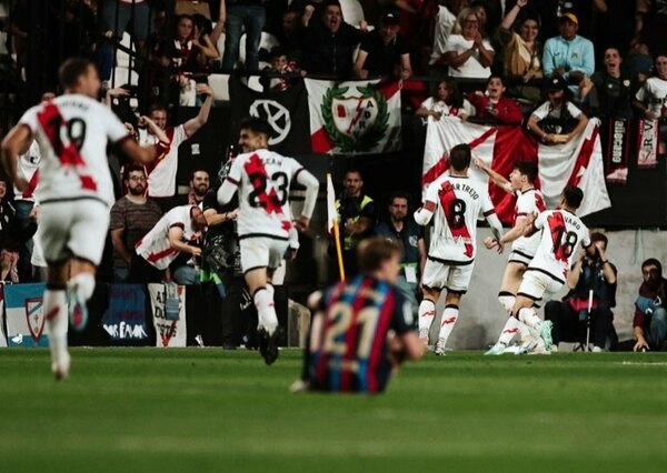 Versus / Rayo Vallecano sorprende y derrota al líder Barcelona