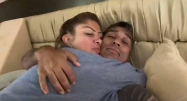 La divertida escena que le hace Alicia a Pipino en la cama
