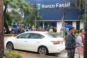Clientes toman sedes de uno de los mayores bancos de Bolivia - ADN Digital
