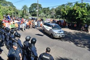Aña Cua: obreros marcharon para exigir firma de contrato colectivo de trabajo - Nacionales - ABC Color