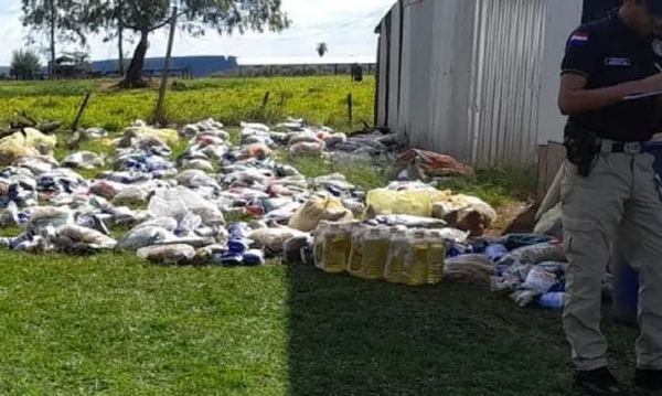 Hallan 750 kits de víveres en predio de un presidente de seccional - Noticiero Paraguay