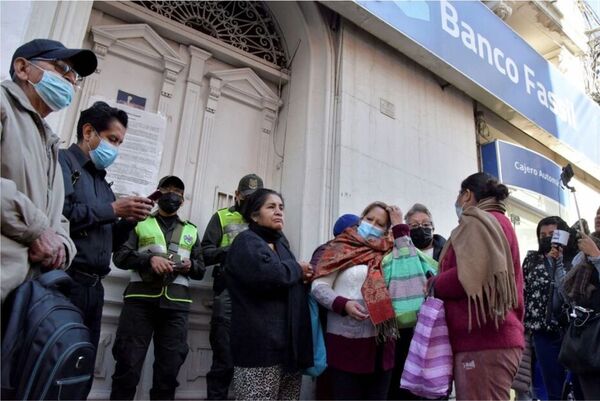 Máxima tensión en Bolivia: El gobierno intervino uno de los bancos más grandes del país - Informatepy.com