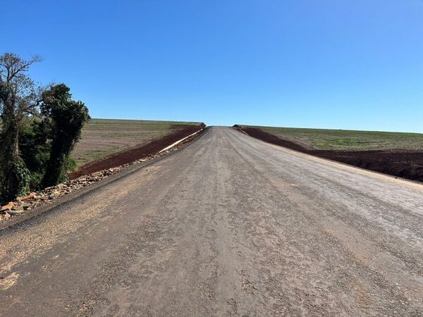Prosigue la construcción de nuevos tramos asfaltados en distritos de Itapúa - El Trueno