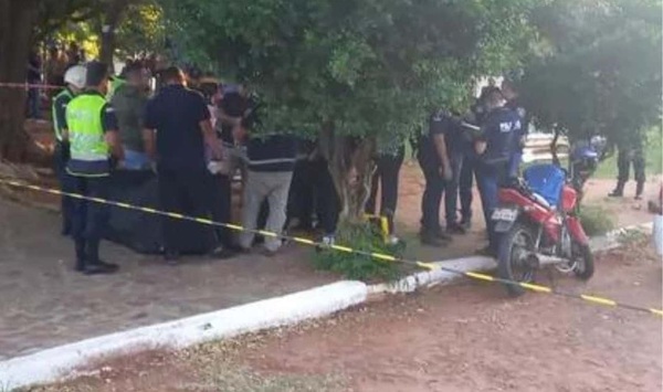 Hombre habría sido asesinado para robarle su celular en una plaza - Noticiero Paraguay
