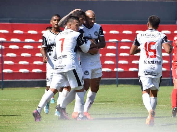 Festejos de los visitantes en el inicio de la fecha 5 - APF