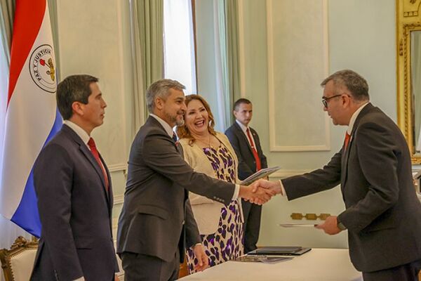 Titulación de tierras: Mario Abdo Benítez logra históricos resultados a diferencia de anteriores gobiernos