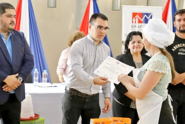 Jóvenes y adultos capacitados en varios cursos reciben certificados - La Clave