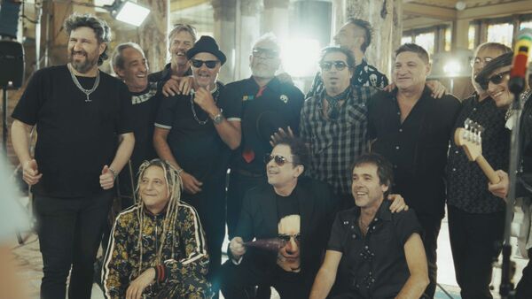 Los Auténticos Decadentes y Calamaro presentaron "Costumbres Argentinas"