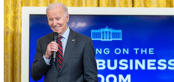 Joe Biden afirma que la economía de EEUU avanza hacia un crecimiento estable - Revista PLUS