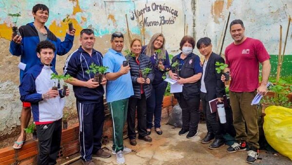 Reclusos de Tacumbú inician curso de siembra de frutilla orgánica