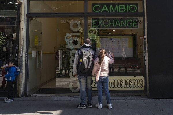 Argentina sube la tasa de interés al 91% para frenar la tensión cambiaria - Revista PLUS