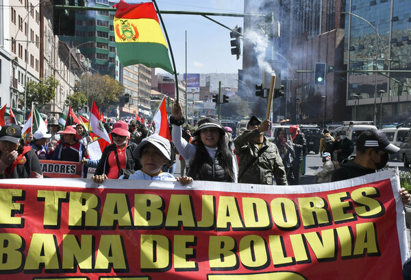 Maestros bolivianos ven "traición" en el aumento salarial pactado por COB y Arce - MarketData